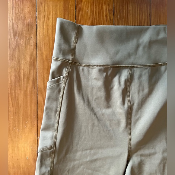 NWT Madewell Workout Leggings with Pockets. Tan Taupe. Size Medium - Picture 4 of 4